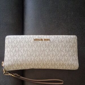 💛Michael Kors Cream Wristlet